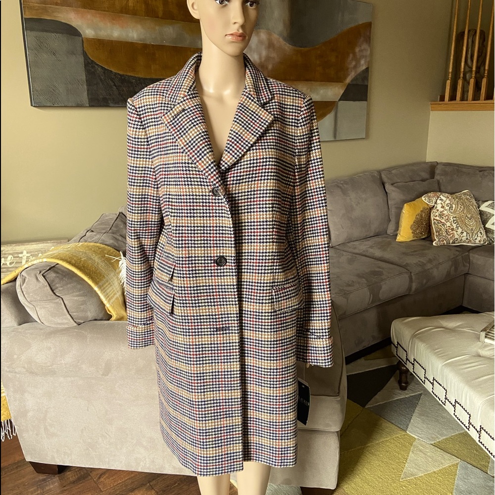 Expertly tailored Ralph Lauren Coat.